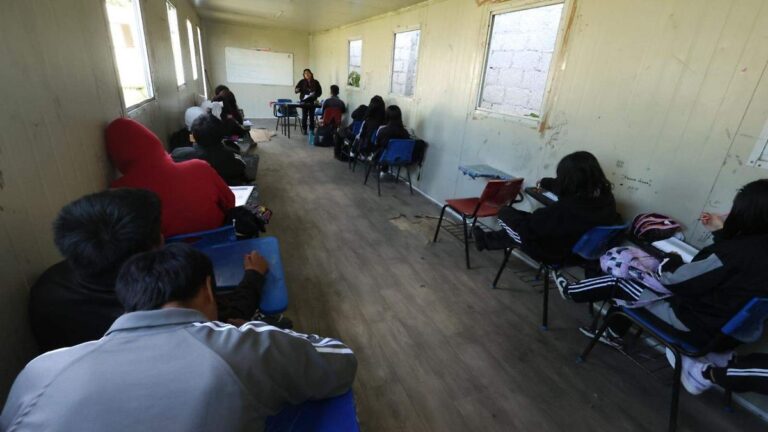 Bachillerato Digital 281 cumple una década operando en aulas móviles y sin servicio eléctrico en Puebla