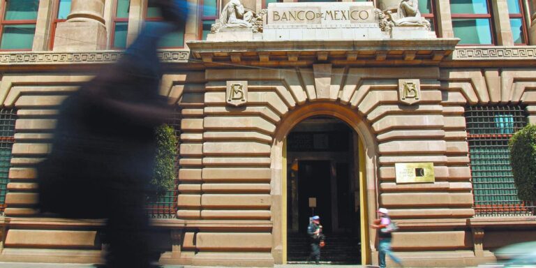 Banco de México urge a fortalecer disciplina fiscal y autonomía monetaria ante escenario geopolítico complejo