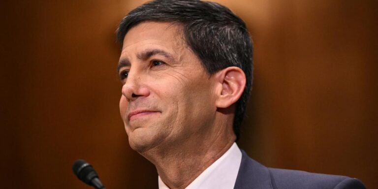 Kevin Warsh toma las riendas de la Reserva Federal y su desempeño quedará ligado al futuro político de Trump