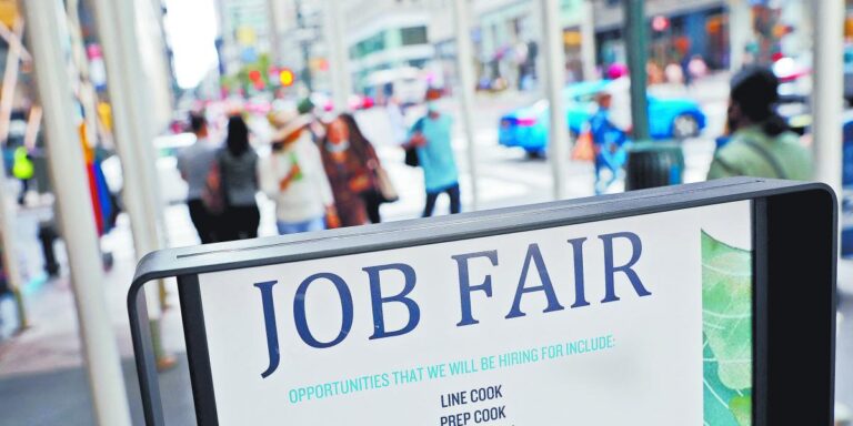 Aumentan solicitudes de subsidio por desempleo en Estados Unidos pero despidos se mantienen bajos