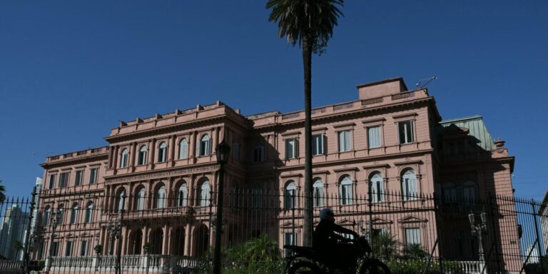 Tesoro de Argentina logra colocación de títulos de deuda por 8,900 millones de dólares