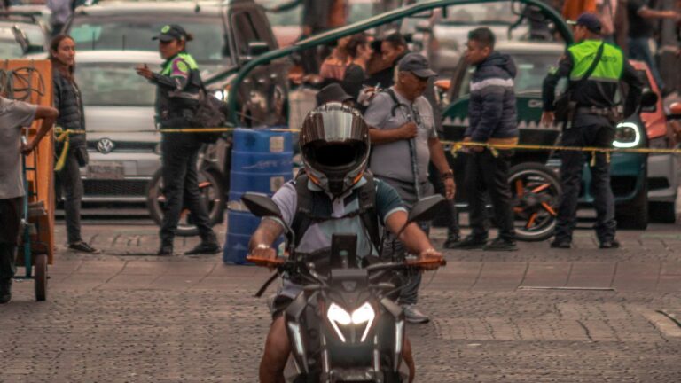 Motociclistas armados asaltan a una mujer en el centro de Tecamachalco, Puebla Motociclistas armados asaltan a una mujer en el centro de Tecamachalco, Puebla