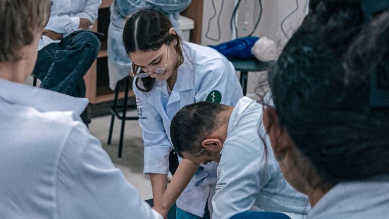 Puebla lanza bachillerato tecnológico en enfermería con cinco sedes regionales y casi 400 estudiantes