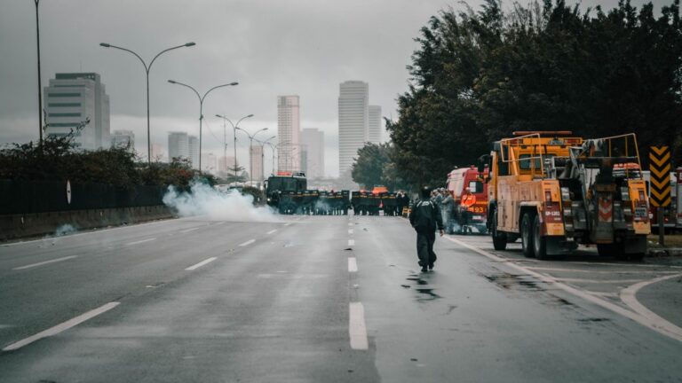Vecinos de Texmelucan bloquean parcialmente la autopista México-Puebla para exigir liberación de tres detenidos