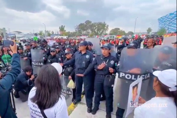 Operativo policial impide a madres buscadoras protestar en el estadio Cuauhtémoc previo a partido premundialista Operativo policial impide a madres buscadoras protestar en el estadio Cuauhtémoc previo a partido premundialista