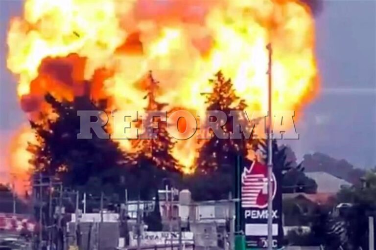 Explotan seis pipas con combustible robado en bodega clandestina de Puebla y evacuan a más de mil 700 estudiantes