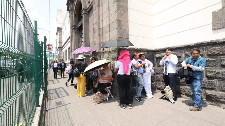 Padres de familia pasan la noche a la intemperie para obtener ficha de registro en escuela Normal de Puebla