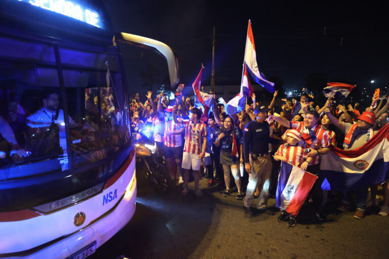 La selección de Paraguay viaja al Mundial 2026 arropada por miles de fanáticos y con dudas sobre Julio Enciso