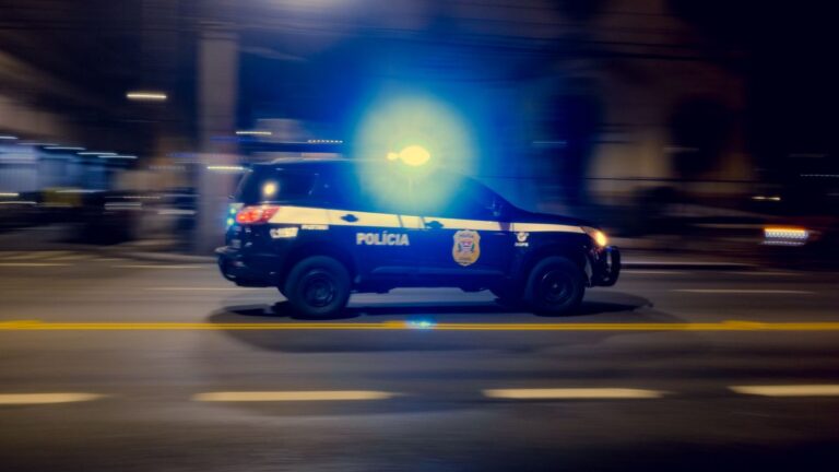 Persecución policial en Vía Atlixcáyotl termina con disparos y captura de presuntos ladrones de autopartes