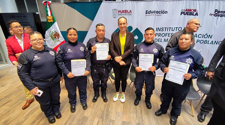 Entregan certificados de preparatoria abierta a policías municipales de nueve municipios de Puebla Entregan certificados de preparatoria abierta a policías municipales de nueve municipios de Puebla