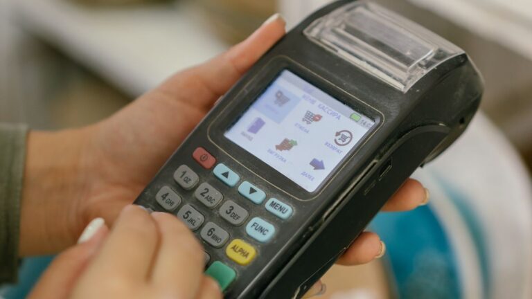 Siete de cada diez negocios en Puebla no usan tecnología para cobros, alerta Sedetra