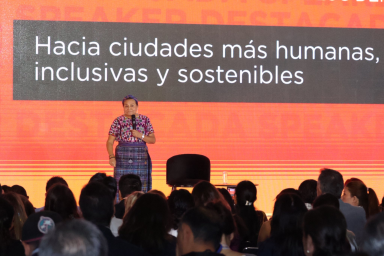 Rigoberta Menchú llama a poner la tecnología al servicio de las personas durante congreso en Puebla