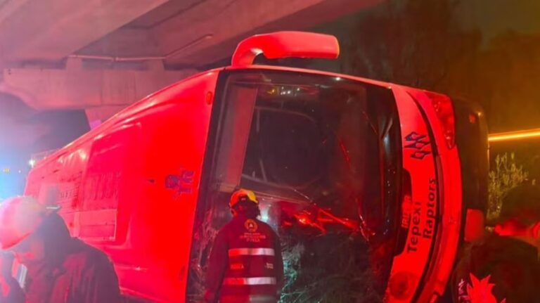 Autobús con estudiantes del Tecnológico de Tepexi vuelca en la autopista México-Puebla y deja 43 heridos