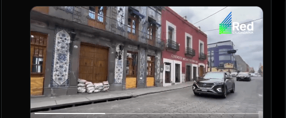 Comerciantes en Puebla protegen sus negocios con costales y tablas tras inundaciones recientes Comerciantes en Puebla protegen sus negocios con costales y tablas tras inundaciones recientes