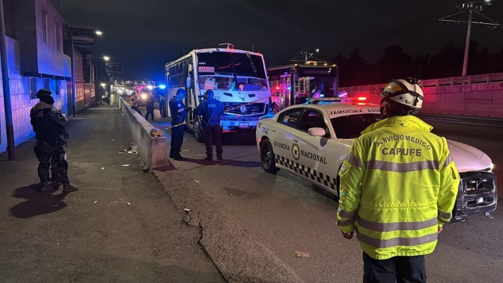 Autobús de pasajeros circulando por la autopista México-Puebla donde ocurrió el asalto mortal