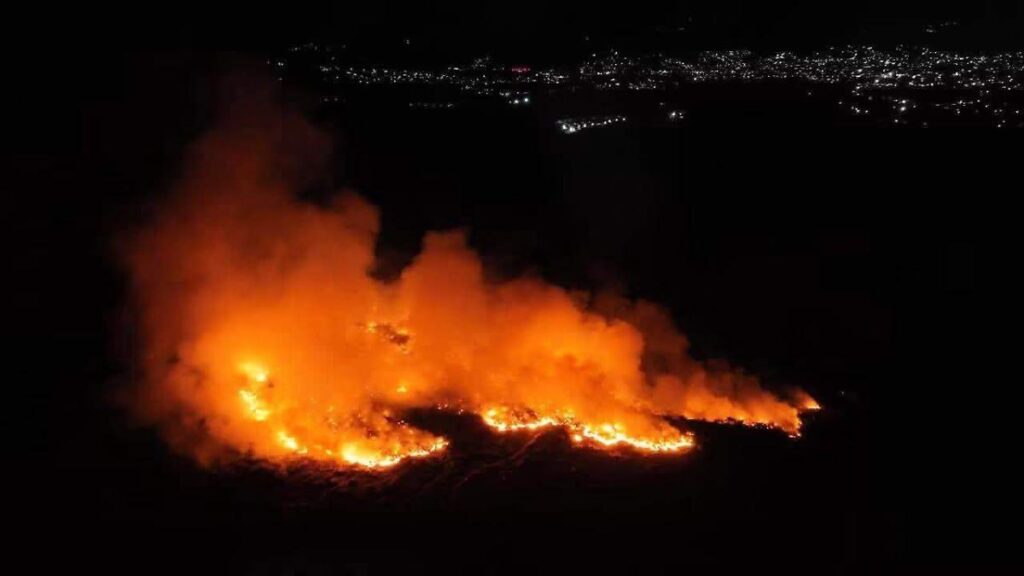 Incendio consume aproximadamente 10 hectáreas del basurero municipal de Acatlán de Osorio en la región Mixteca de Puebla, con columna de humo visible