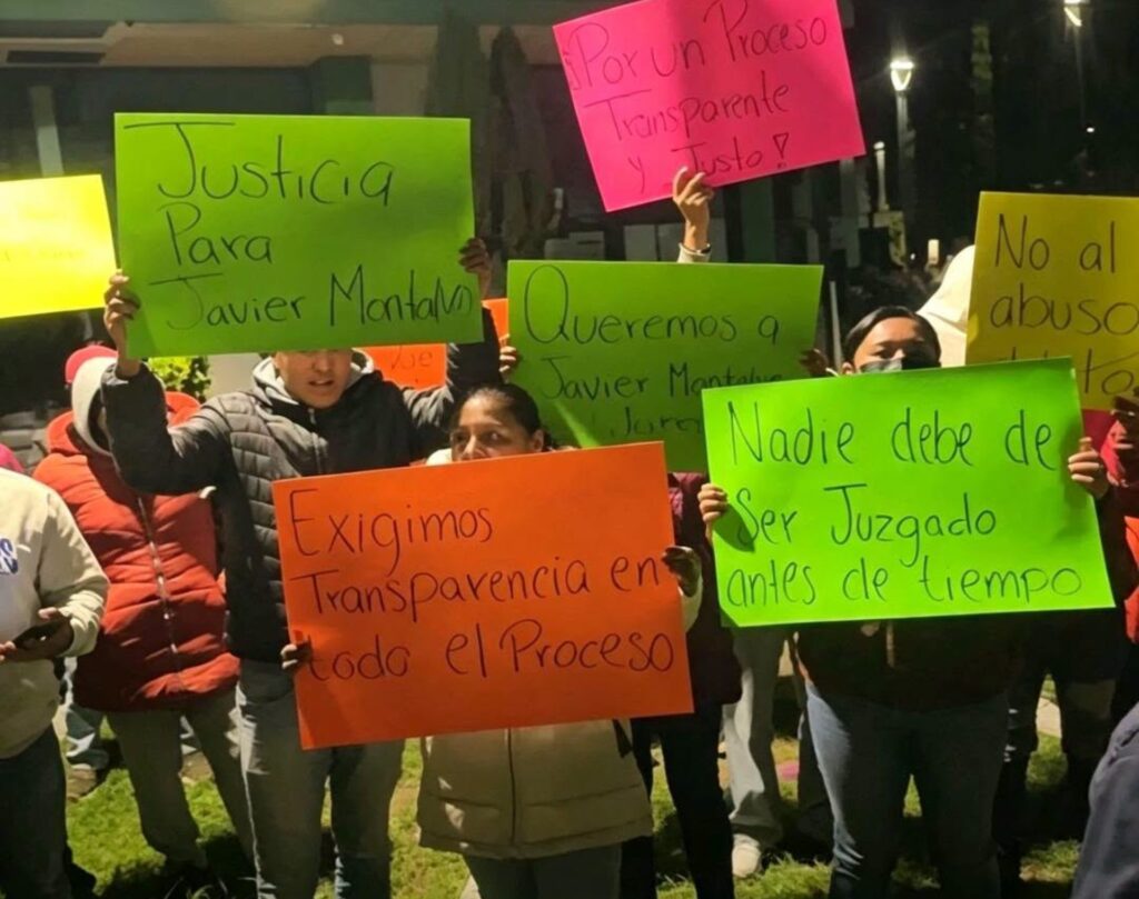 Manifestantes bloquean carretera federal México-Puebla en San Lucas Atoyatenco exigiendo liberación de edil detenido
