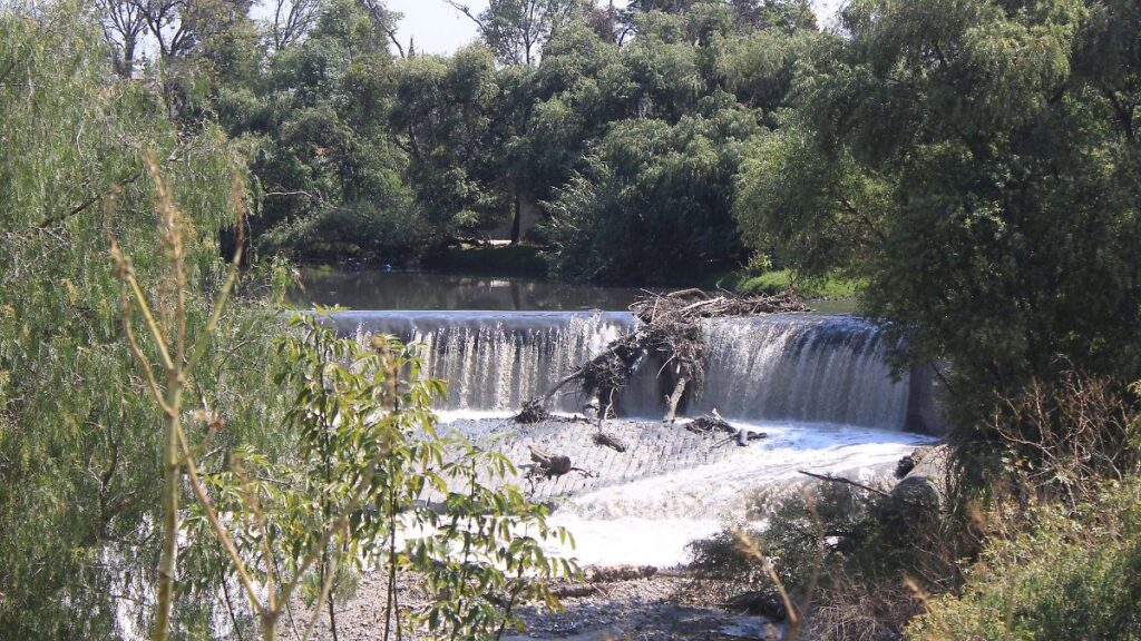 Vista del río Atoyac en Puebla mostrando la contaminación del agua que afecta la salud reproductiva según estudio de la BUAP