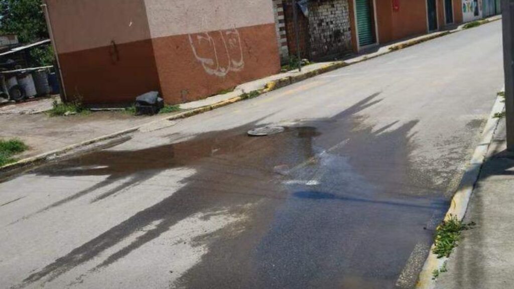 Calle Primero de Mayo en Texintla, San Pedro Cholula, con aguas residuales corriendo a cielo abierto por colapso del drenaje
