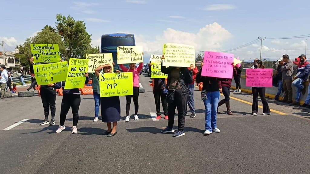 Vista de la autopista México-Puebla con vehículos detenidos durante un bloqueo a la altura de San Martín Texmelucan