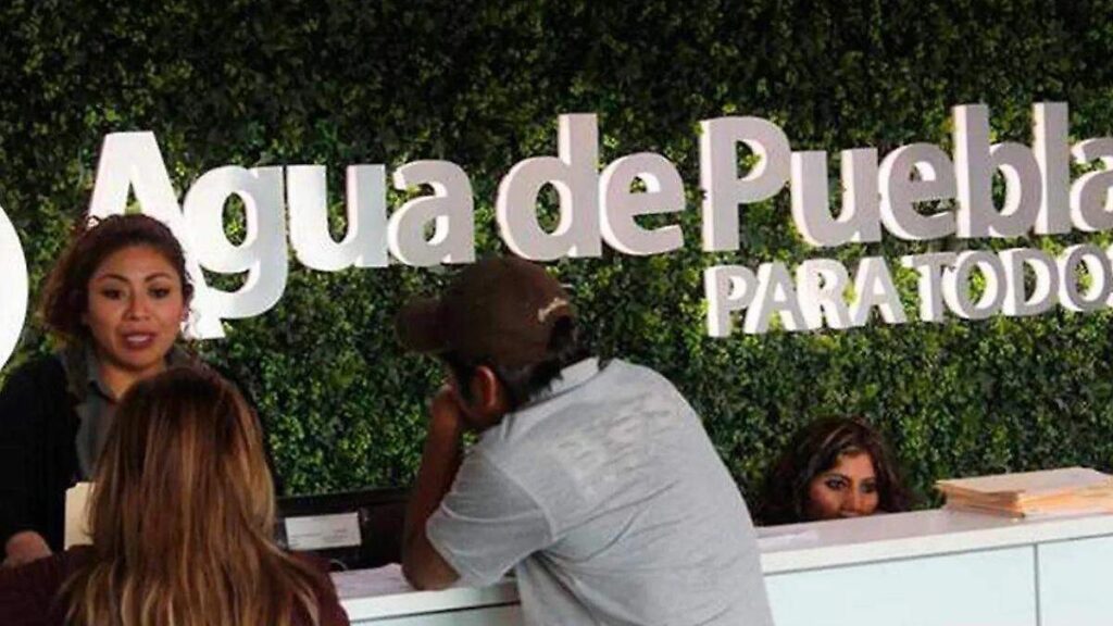 Recibo de agua de Puebla con cobros señalados como erróneos junto a documentos de queja ante Profeco