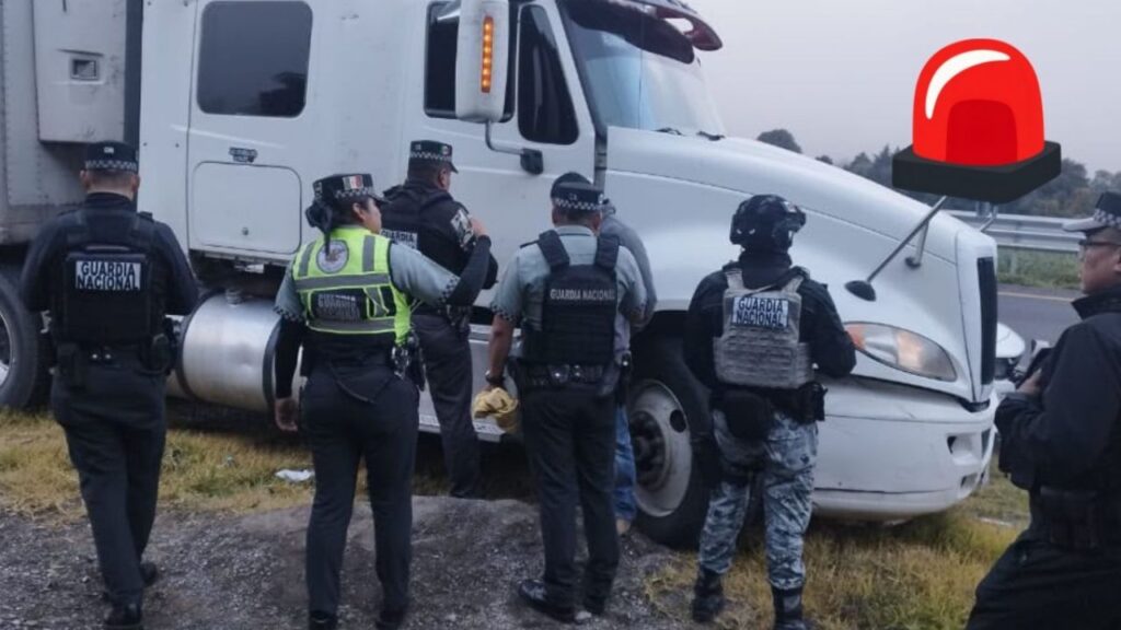 Elementos de la Guardia Nacional División Carreteras junto a tráileres recuperados en la autopista Orizaba-Puebla