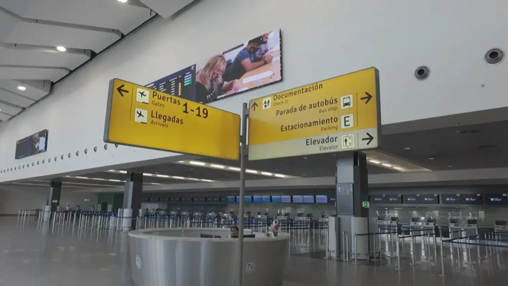 Avión de Volaris en pista del Aeropuerto Internacional de Puebla con destino a Los Cabos
