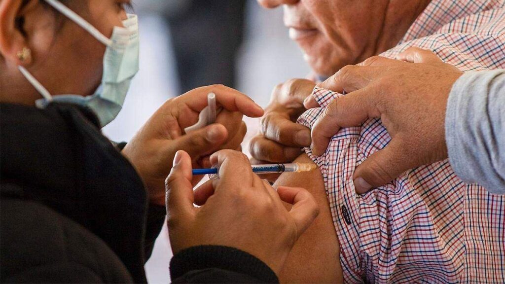 Personal de salud atiende a ciudadanos en jornada de vacunación y servicios médicos gratuitos en municipio de Puebla
