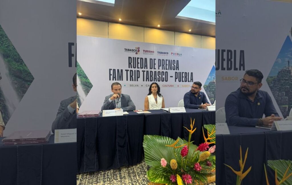 Delegación de la Secretaría de Desarrollo Turístico de Puebla durante el Road Show en Villahermosa, Tabasco, presentando oferta turística del estado