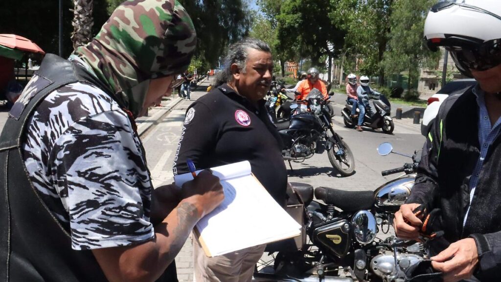 Motociclistas de Puebla entregan firmas en el Congreso del Estado contra la Ley Casco