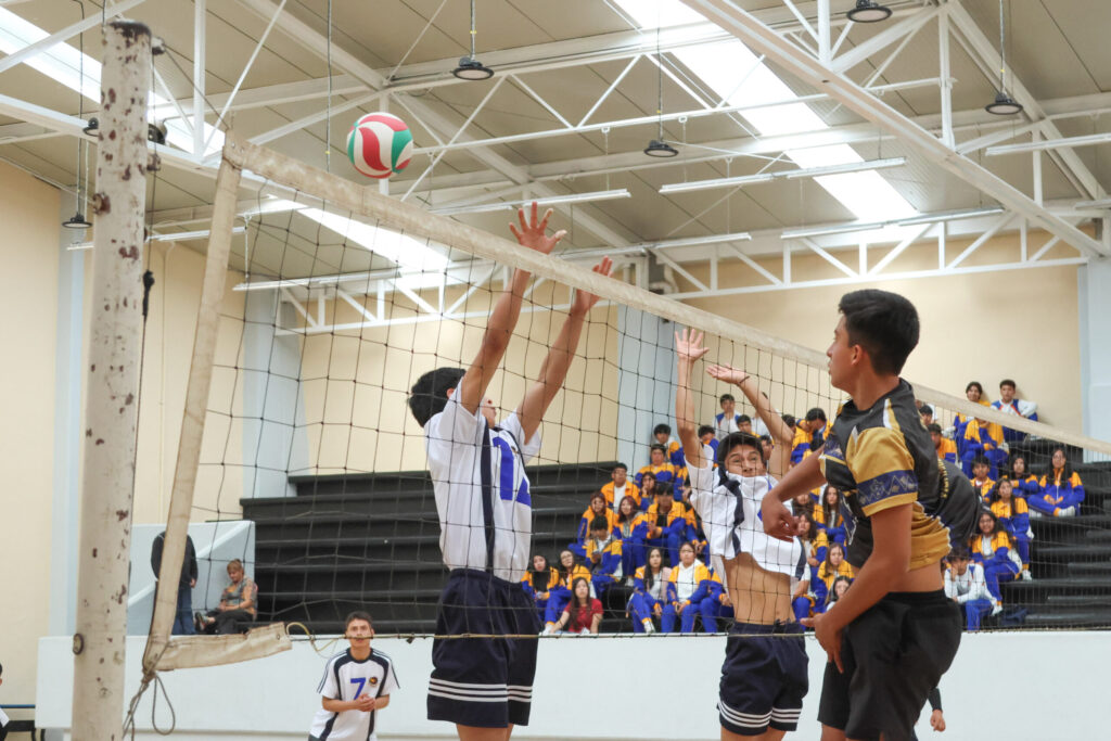 Cancha de voleibol en el Centro Expositor de Puebla preparada para el Festival Máster de Voleibol 2026