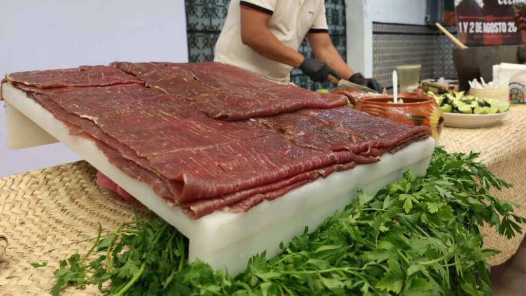 Cecina de Atlixco preparada artesanalmente, platillo tradicional de la Feria de la Cecina 2026