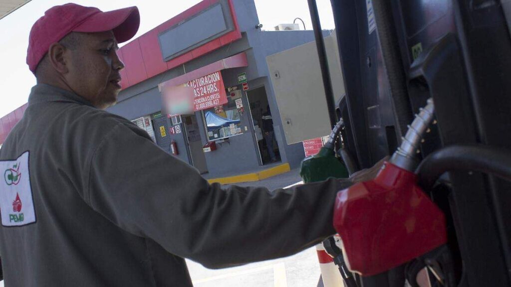 Gasolinera en Puebla con bomba de diésel mostrando precios de combustible