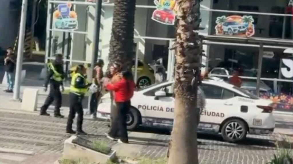 Agentes de tránsito de Puebla fueron agredidos por automovilistas en la Avenida Juárez tras imponer una multa por doble fila