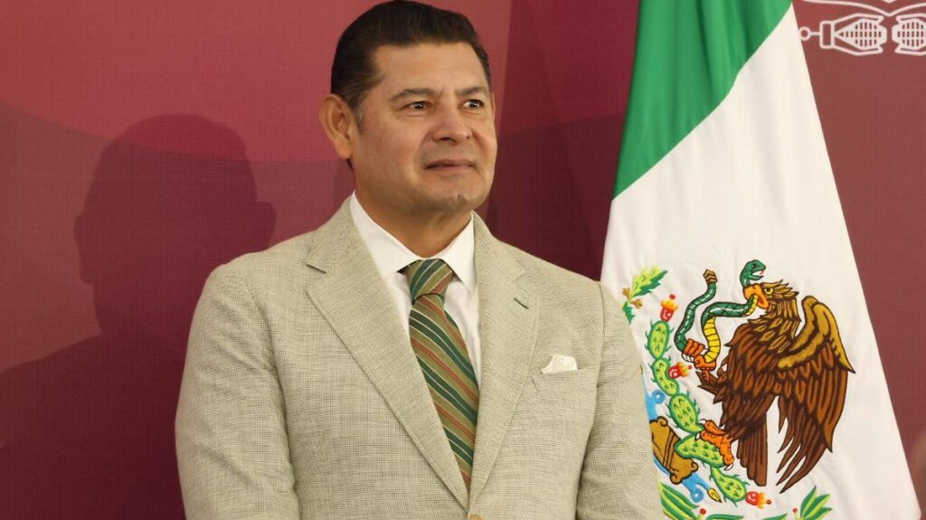 Gobernador Alejandro Armenta durante evento donde solicitó a la BUAP implementar política de cero rechazo para aspirantes a educación superior