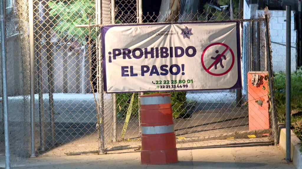 Puente peatonal Paso de Gallos cerrado y enrejado en Avenida La Rivera, Lomas de Angelópolis, Ocoyucan