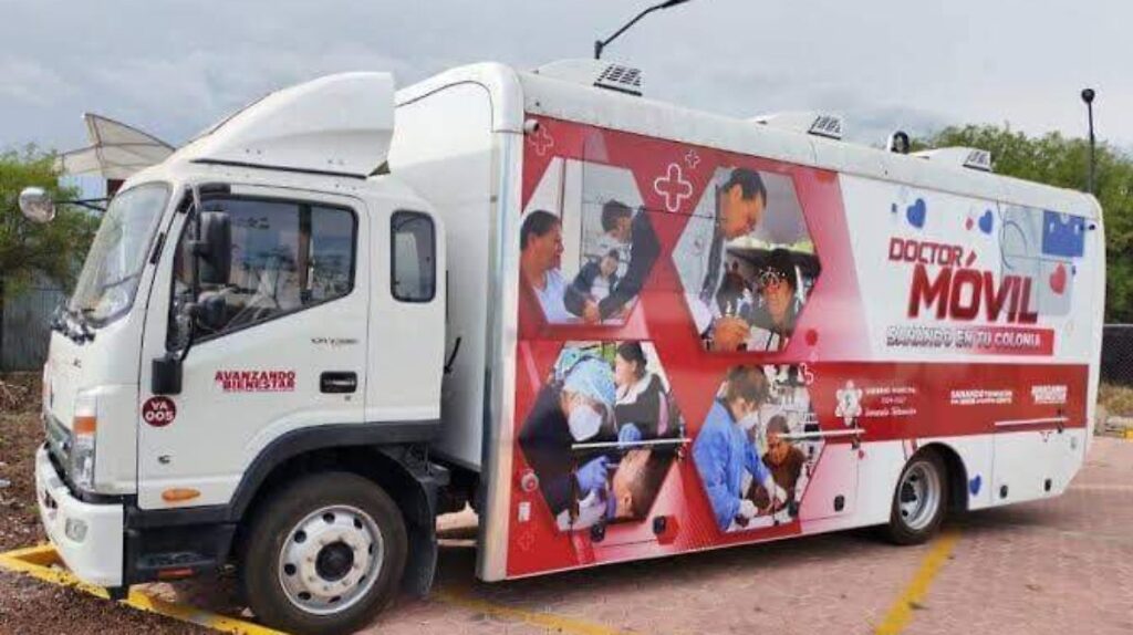 Unidad móvil del programa Doctor Móvil del Gobierno de Puebla realizando estudios médicos gratuitos a ciudadanos de Tehuacán