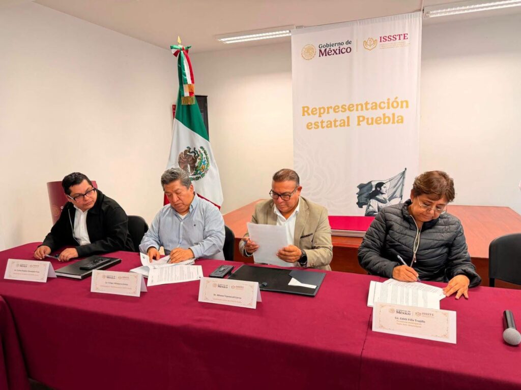 Firma de convenio entre autoridades del ISSSTE Puebla y representantes de municipios de la Sierra Negra y Mixteca para instalación de consultorios médicos