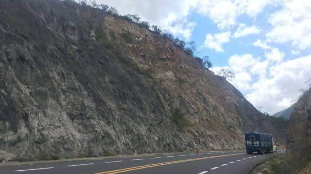 Tramo de la autopista Cuacnopalan-Oaxaca con señalamientos de velocidad y curvas peligrosas en zona montañosa