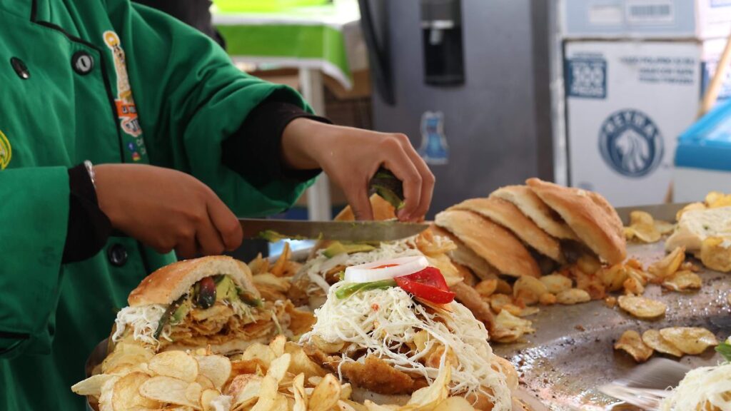 Cemita poblana tradicional con pan de ajonjolí, quesillo, milanesa y chile chipotle, platillo emblemático de Puebla
