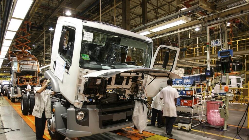 Vista de instalaciones industriales en Puebla representando la transición del sector automotriz hacia la industria biofarmacéutica