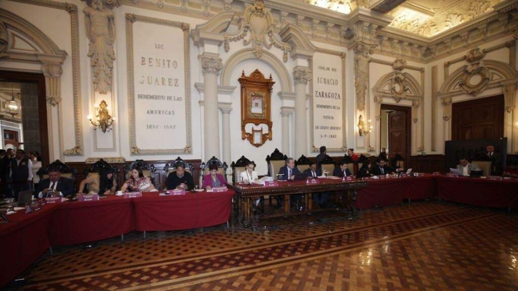 Gobernador Alejandro Armenta presenta iniciativa para reducir regidurías en el Ayuntamiento de Puebla capital