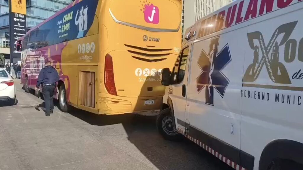 Autobús de pasajeros choca contra ambulancia en Puebla y conductor se da a la fuga