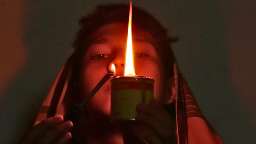 Trabajadores de la CFE realizan mantenimiento en postes eléctricos en zona serrana de Puebla