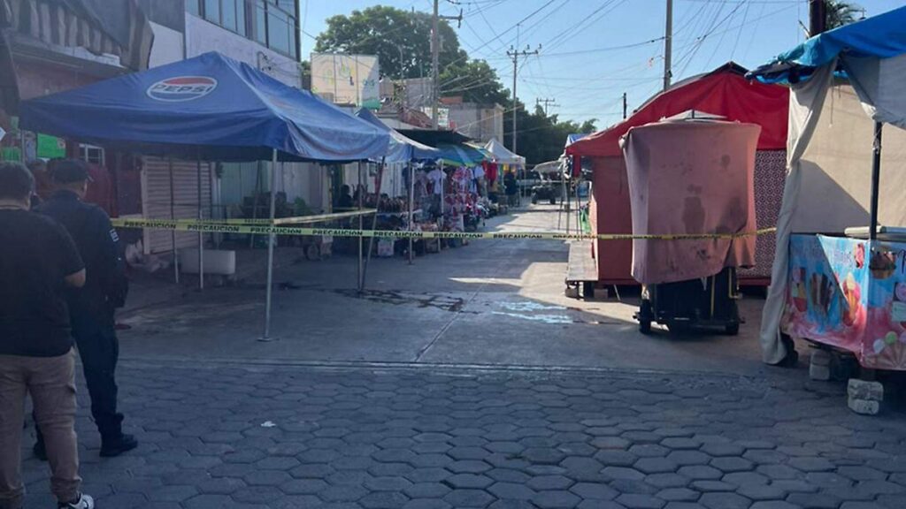 Elementos policiales resguardan la zona del homicidio del abogado Roger Hernández en Izúcar de Matamoros, Puebla