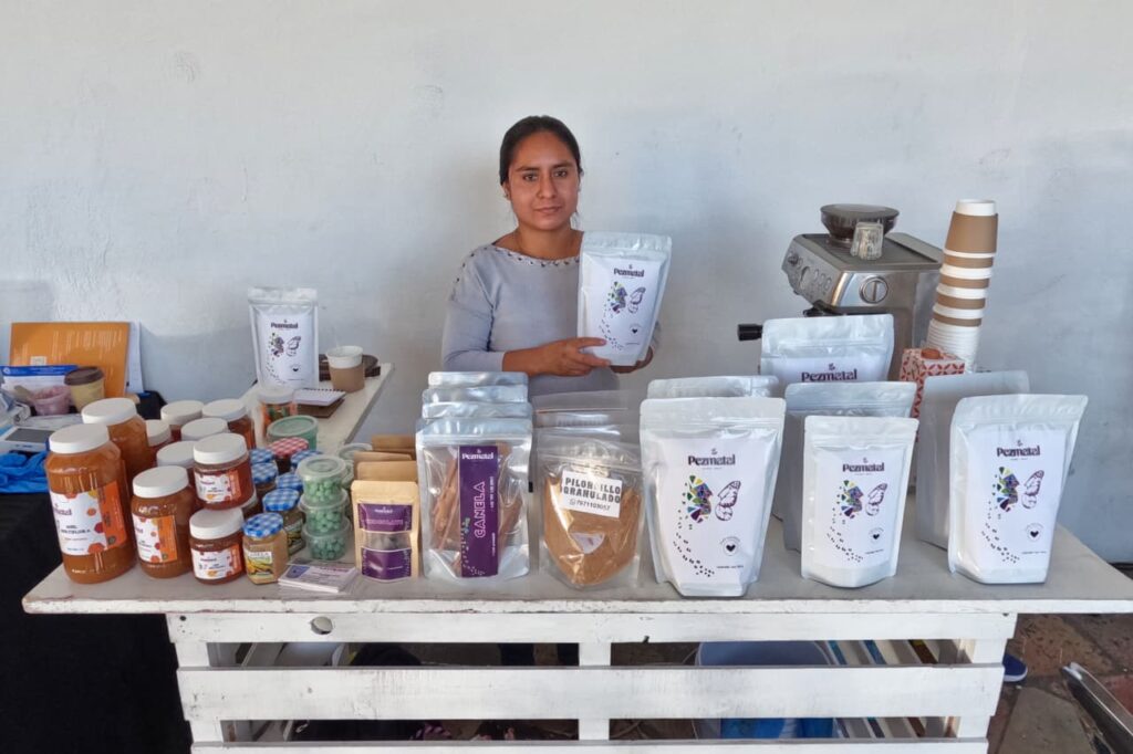 Productores poblanos exhiben artesanías, alimentos y bebidas tradicionales en el Pabellón Por Amor al Campo 2026
