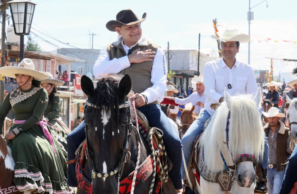 Cabalgata tradicional en Chignahuapan con miles de jinetes recorriendo las calles del Pueblo Mágico en honor a Santiago Apóstol