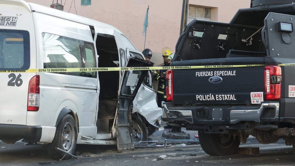 Camioneta de Fuerzas Especiales de la SSP Puebla involucrada en accidente vial en la 14 Oriente del Centro Histórico