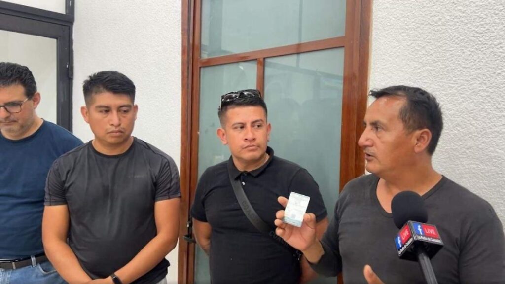 Presentación oficial de los 17 guías turísticos certificados en Cuetzalan del Progreso tras tragedia en grutas