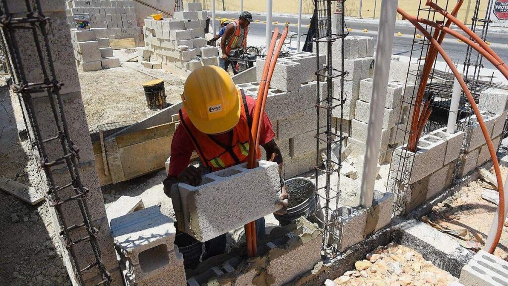 Sector de la construcción en Puebla muestra caída en valor de producción durante 2026